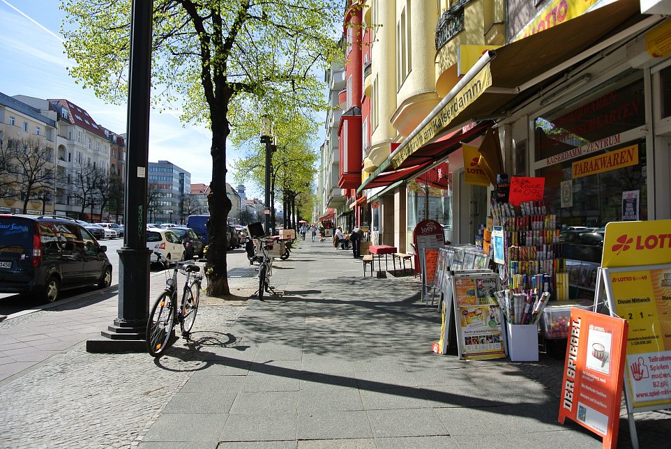 Kaiserdamm, Berlín, Německo, uliční parter u osmi proudé komunikace